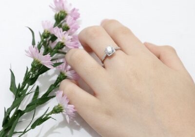 Đeo nhẫn ngón giữa giúp người mệnh Kim duy trì sự ổn định trong cuộc sống