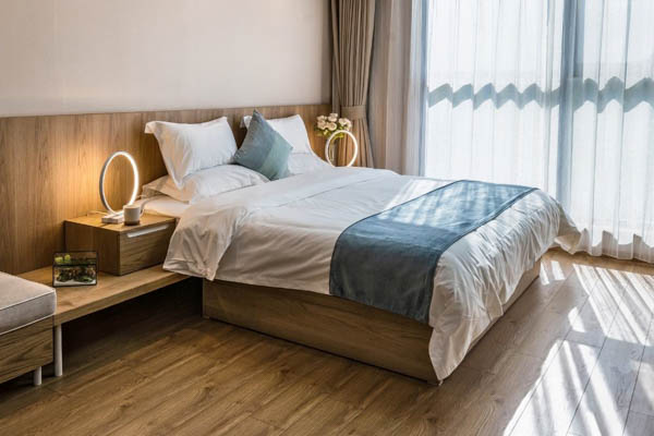 Ánh sáng và hướng đặt giường ngủ phù hợp với người mệnh Mộc