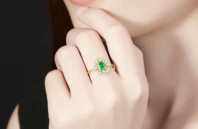 Những lưu ý quan trọng khi chọn chất liệu và kiểu dáng nhẫn cho nữ mệnh Mộc