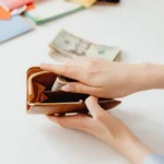 Mệnh Thổ bỏ gì vào ví? Bí quyết phong thủy giúp thu hút tài lộc