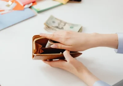 Mệnh Thổ bỏ gì vào ví? Bí quyết phong thủy giúp thu hút tài lộc
