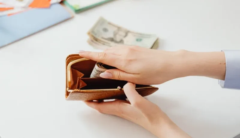 Mệnh Thổ bỏ gì vào ví? Bí quyết phong thủy giúp thu hút tài lộc