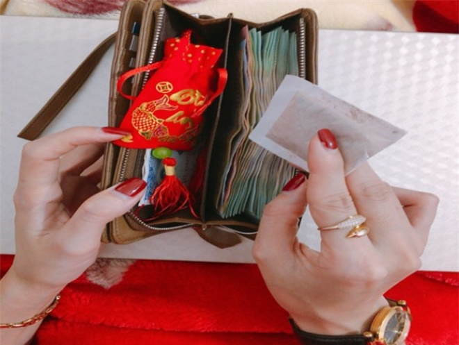 Màu sắc của vật phẩm bỏ vào ví cho người mệnh Thổ
